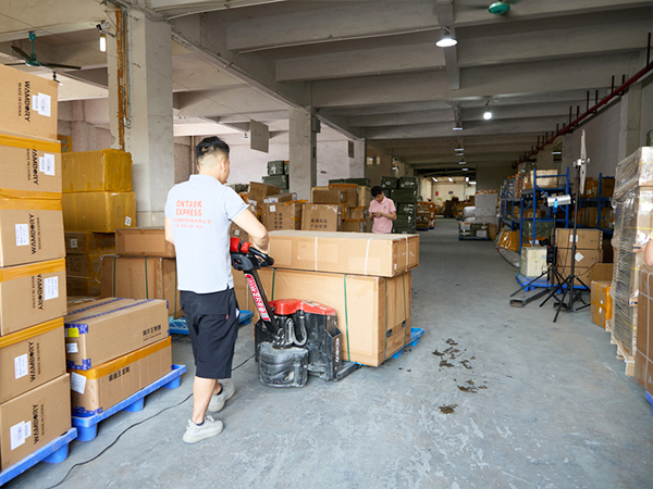 安時(shí)達(dá)-倉庫作業(yè)現(xiàn)場