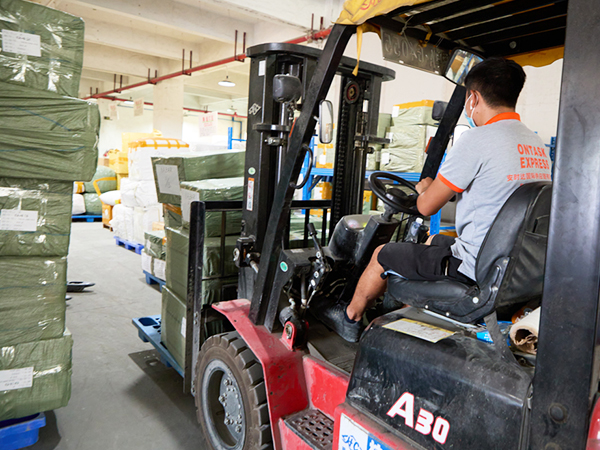 安時(shí)達(dá)-叉車卸貨