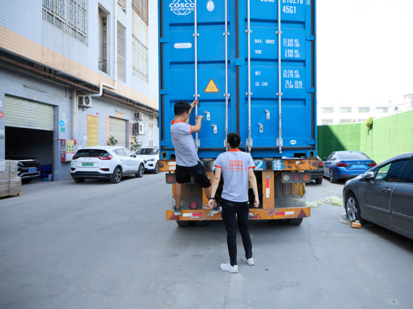 安時(shí)達(dá)-沙特專線裝柜完畢